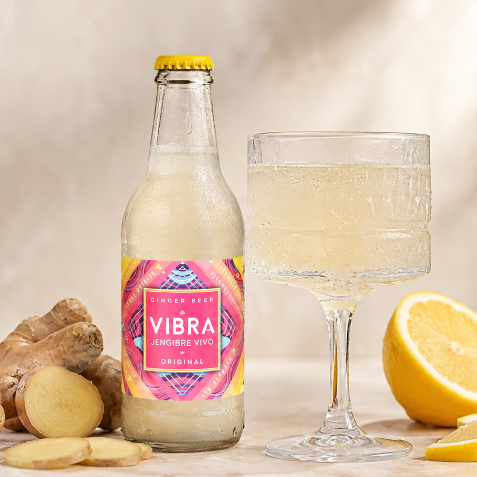 Vibra Original servida en copa con hielo y limón, bebida sin alcohol