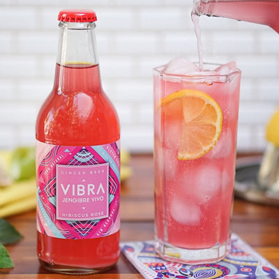 Vibra Flor de Jamaica ginger beer natural color rosado, a cualquier hora del día